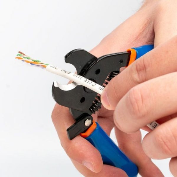 JIC-500 Compact Cable Cutter With Hand Cutting A Wire (1)
